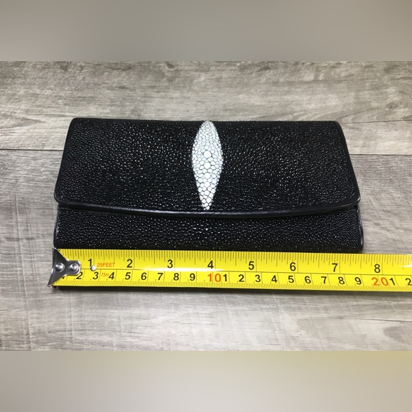 New Stingray Black Clutch with White Accent Wallet Trifold Snap Coins Organizer
